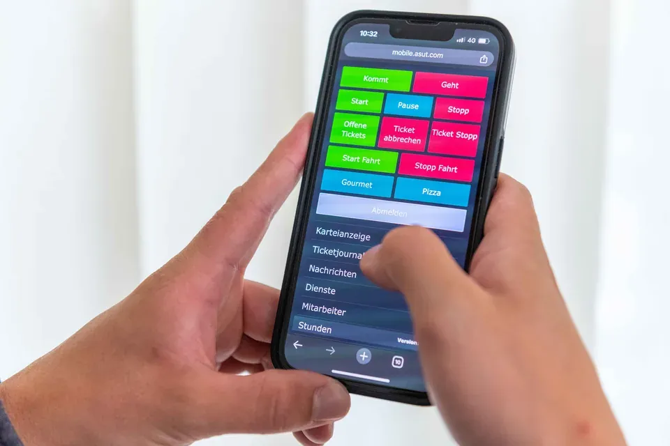 Timework Zeiterfassungs-App am Smartphone mit farbigen Buttons für Kommt, Geht und Pause